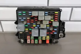 15266961 A.m. General 03-07 Hummer H2 Engine Underhood Fuse Box With Fuses And Relays Oem