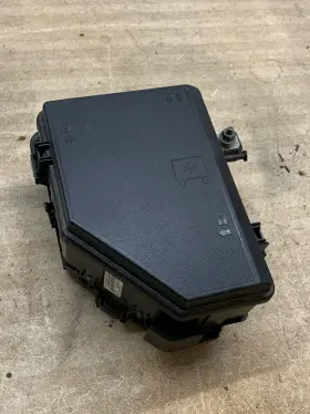 23436804 Buick 2012 Enclave Engine Fuse Relay Box Circuit Block Assembly