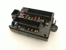 663.gm4a19 Buick Chevrolet Traverse Engine Rear Compartment Fuse Relay Box Block Oem 2018-2019