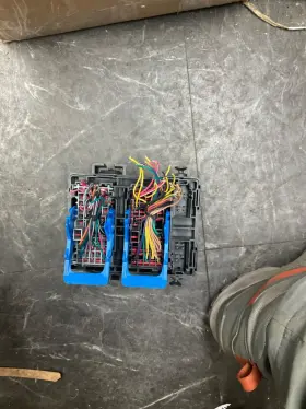 20813086 Cadillac 02 10 11 12 13 14 Yukon Tahoe Escalade Cabin Dash Fuse Junction Box