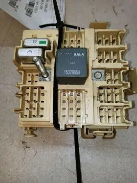 Cadillac 591.gm6j05 2004 - 2005 Chevrolet 2500 Hd Lt Fuse Box 6.6 Lly Diesel 15190658-01 Oem
