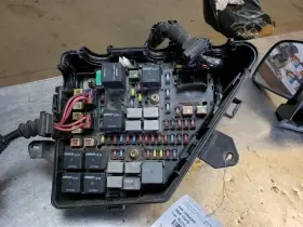 646.gm6q05 Cadillac Srx 2005 Fuse Box Engine 472421
