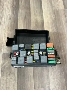 15267297 Chevrolet 05-06 2005-2006 Chevy Equinox Engine Fuse Relay Circuit Box
