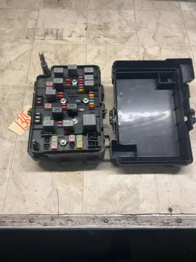 15873409 Chevrolet 2007 Cobalt G6 Engine Fuse Relay Junction Box 2.2l Cal Emissions Oem