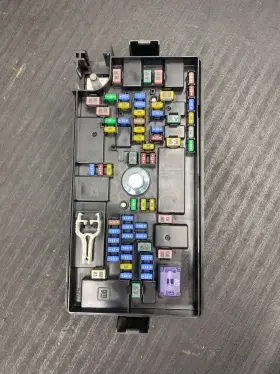 26598724 Chevrolet 2024-2025 Chevy Traverse Oem 2.5l Engine Bay Fuse And Relay Box Block