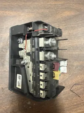 84335366 Chevrolet 2016-2025 Chevy Malibu Engine Battery Junction Distribution Block Terminal Oem