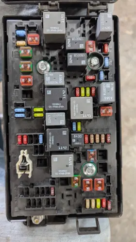 92238272-01 Chevrolet 2010-11 Chevy Camaro Engine Fuse Box