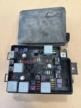 95383529 Chevrolet 2012 - 2015 Chevy Sonic 1.8l Engine Fuse Box Tested Working Oem