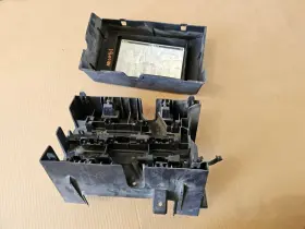 646.gm8y08 Chevrolet Truck Used 08 Silverado Lmm Fuse Box Cover Housing Only Plastic Shipped