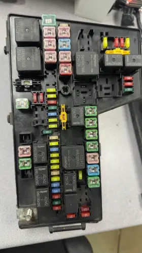 046952083ab Dodge Trucks 05 06 07 Dakota Engine Fuse Box Part Number