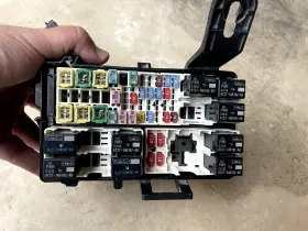 D2bz14290r Ford 2014 2015 2016 2017 2018 2019 Fiesta Engine Fuse Box 1.6l