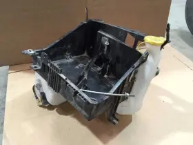 607.fd8n13 Ford Truck 13 F350 6.7l 4x4 75k Used Under Hood Battery Tray And Windshield Reservoir