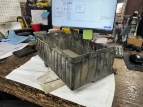 607.fd8p06 Ford Truck F550sd 2006 Battery Tray