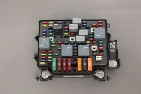 12193645 Gm Trucks 01-02 Chevy / Gmc 2500hd Underhood Engine Fuse Box Oem