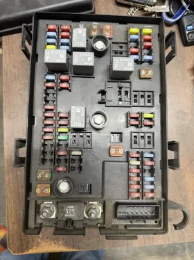 84184429 Gmc 18-20 Van Savana 2500 Engine Fuse Relay Box 6.0l Id