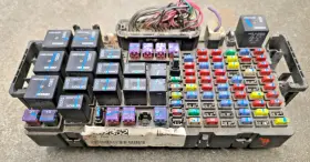 15261318 Hummer 2006-2007 H3 Front Engine Compartment Fuse Relay Junction Box