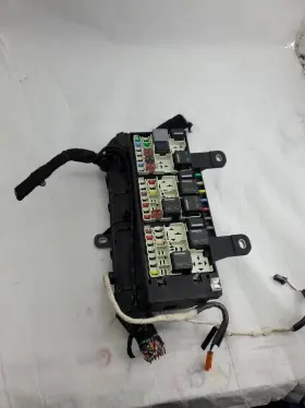 C2d23644 Jaguar 2017-20 F-pace Rear Right Fusebox Quarter Fuse Box Power Relay 3.0l X761