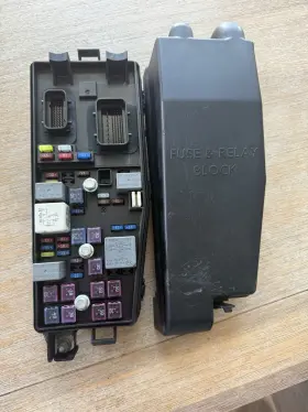 919504d910 Kia 2006-2010 Sedona Engine Fuse Box Oem# Cover Relay Under Hood
