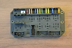 Yqe000351 Land Rover Range Hse 4.4 L322 03-05 Rear Fuse Panel Box Junction