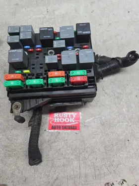 15405390 Pontiac 22718487 2004 Grand Am Engine Fuse Box Assembly