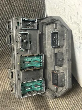7b0937049h Volkswagen Trucks Fits 2009-2014 Vw Routan Engine Fuse Box Oem